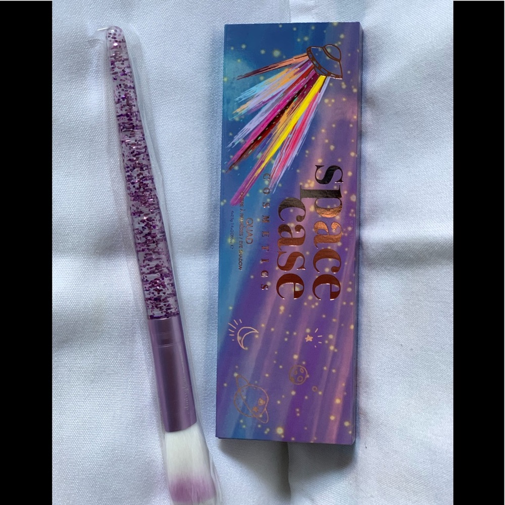 Space Case eyeshadow palette and Slmissglam brush